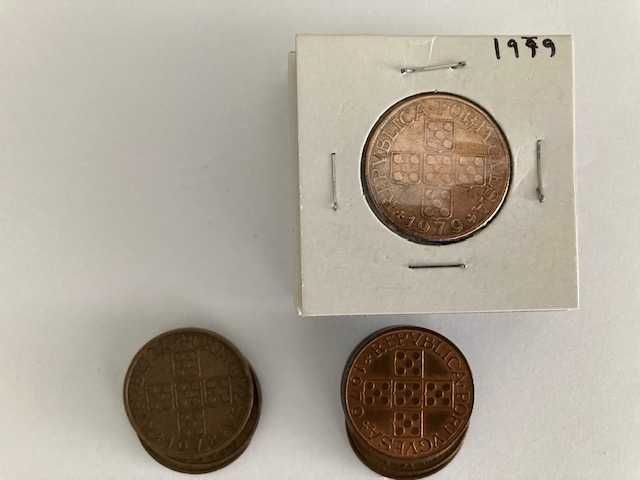 Lote de 46 moedas de Portugal, de 1 escudo, em bronze (de 1969 a 1979)