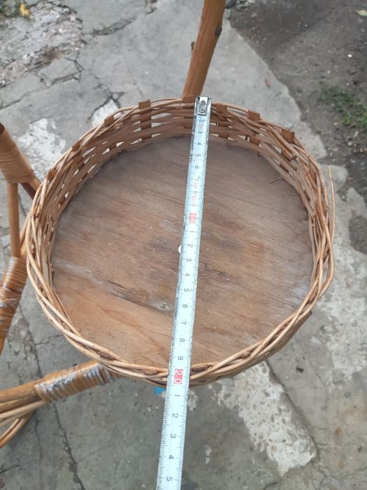 Ротанговая подставка для цветов.