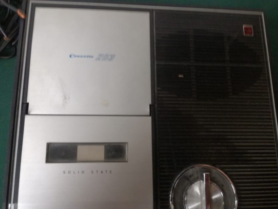 Gravador de cassetes com microfone, National. Antigo, reliquia