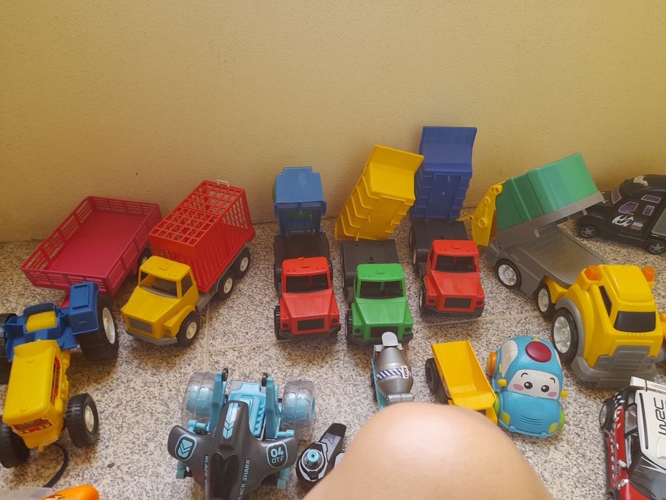 Carros, de vários formatos, mala ferramentas, helicóptero