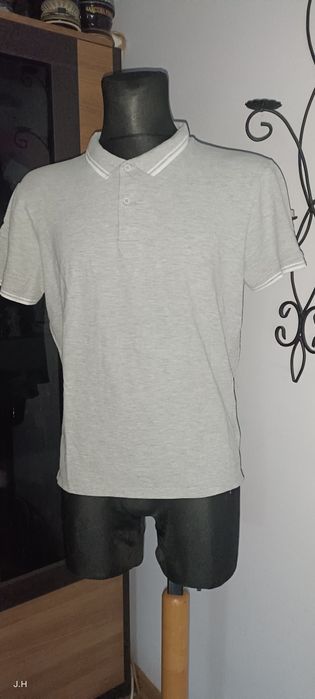 Koszulka z kołnierzykiem szara w typie polo.