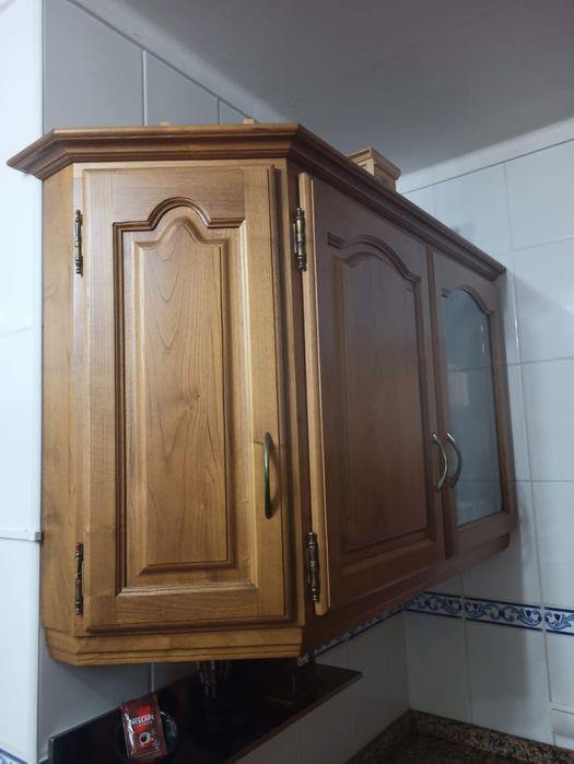Mobília de cozinha em madeira castanho