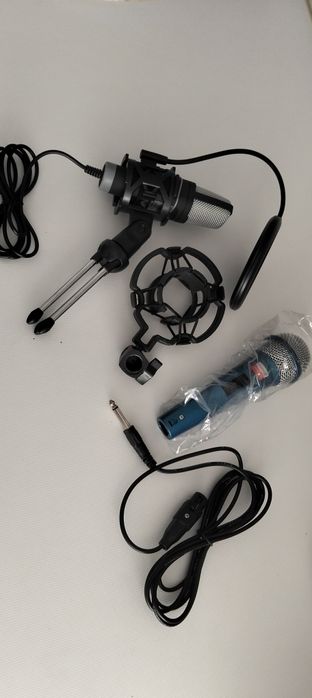 Dois microfones como novos