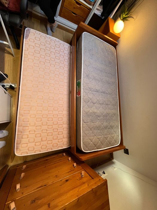 Cama de solteiro com cama por baixo com colchões