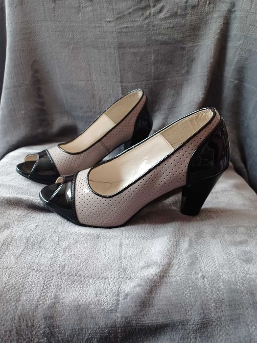 Beżowe czarne buty obcasy 36