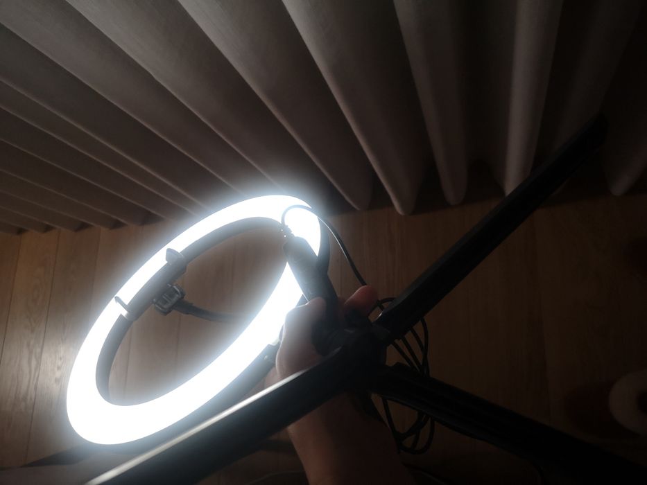 Luz LED portátil com apoio e suporte para telemóvel ajustável
