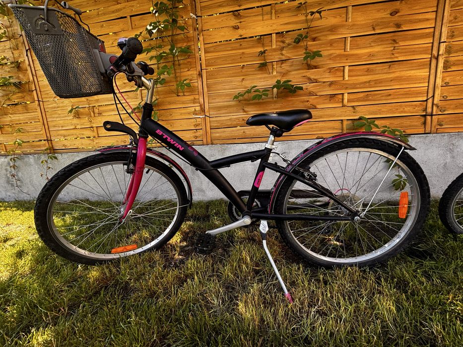 Rower dziecięcy B'Twin 24" z koszykiem – czarno-różowy