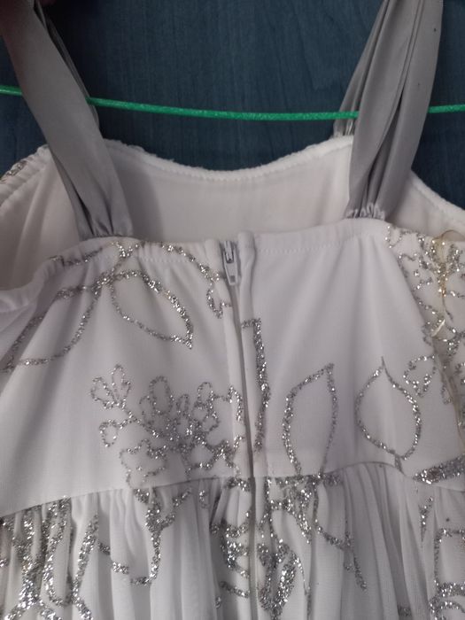 Святкова сукня для дівчинки.