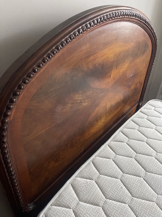 Cama em madeira antiga