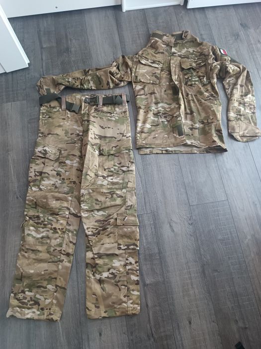 Mundur multicam.