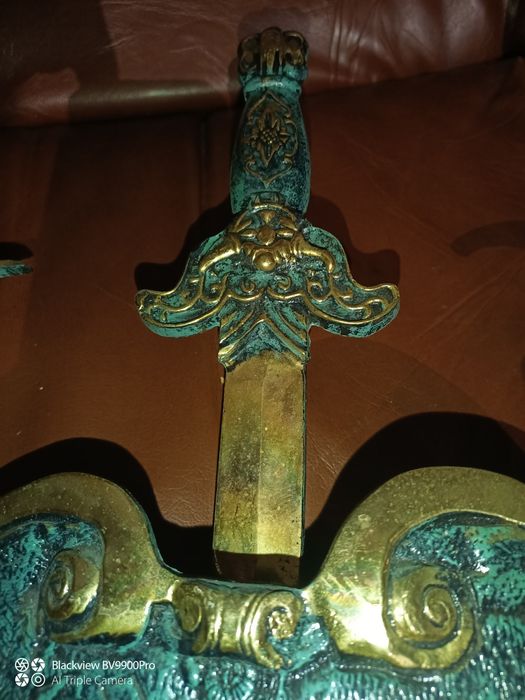 Maravilhosa demais peça linda robusta em latão