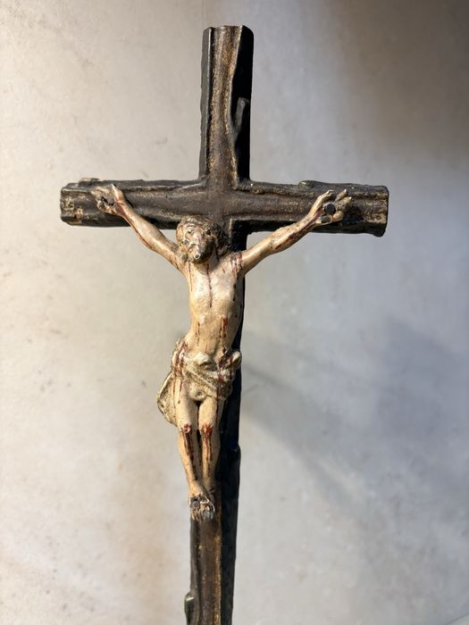 Pequeno antigo crucifixo em madeira com Cristo esculpido e policromado