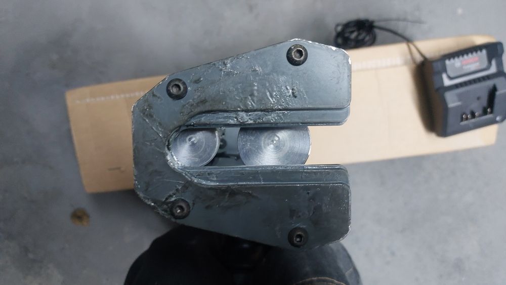 Pistolet akumulatorowy do mas gęstych klejów 2k