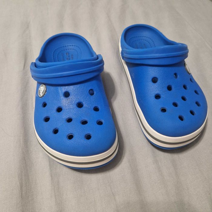 Crocsy niebiesko biale