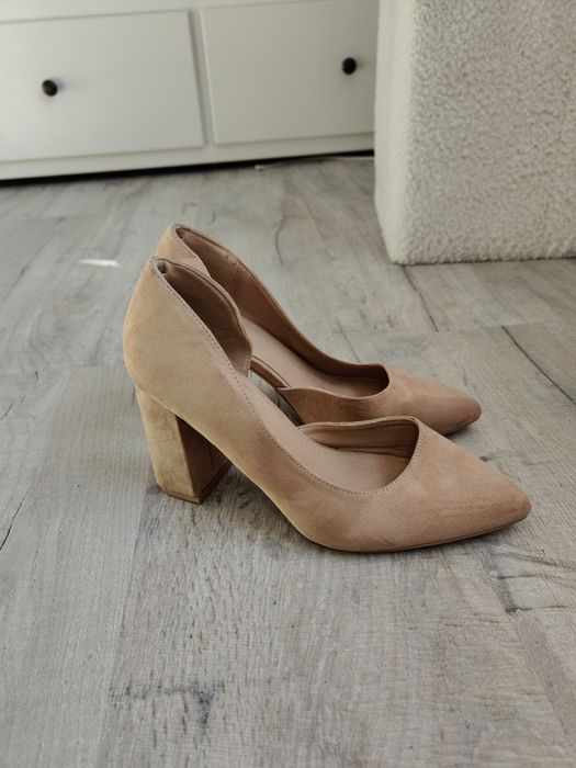 Beżowe buty na obcasie DeeZee 38