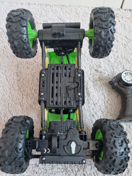 Машины на радиоуправлении. Maisto tech rock crawler R/C