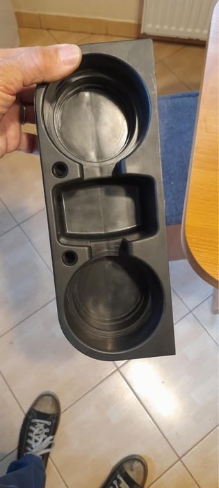 Podstawka pod kubki i telefon do samochodu.