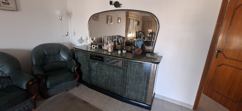 Mobília completa para sala. Estante, aparador, móvel TV, mesa centro, mesa jantar com 6 cadeiras, sofá cama 3 lugares e sofá individual ambos em pele.