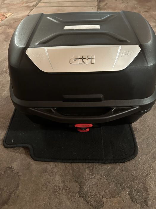 Продам бистрозємний givi кофр  і площадку під встановлення на suzuki