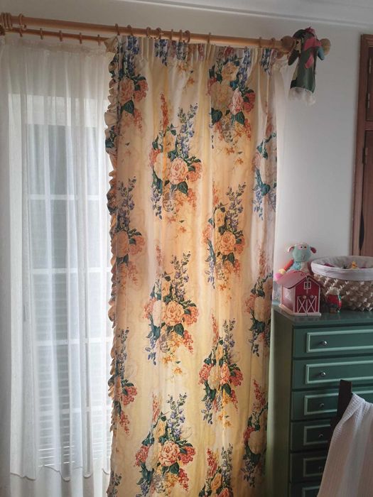 cortinados floridos e colcha