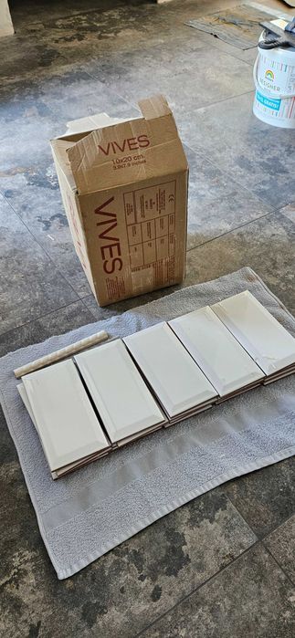 VIVES - białe płytki - kafeki 10 x20