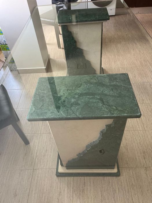 Mesa de Vidro e Pés de Pedra