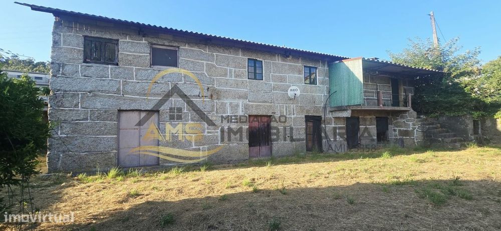 Moradia para restauro e terreno industrial com mais de 4000m²