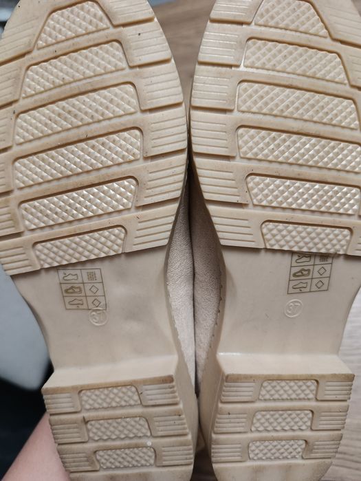 Beżowe buty baleriny 37