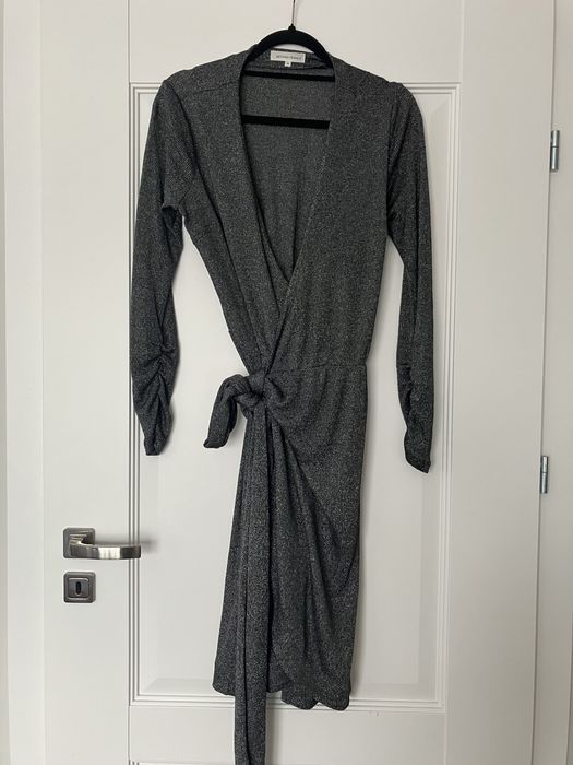 Kopertowa sukienka blyszczaca