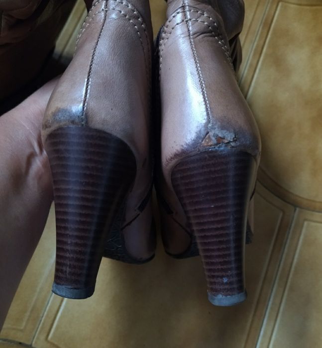 Botas de salto e cano alto