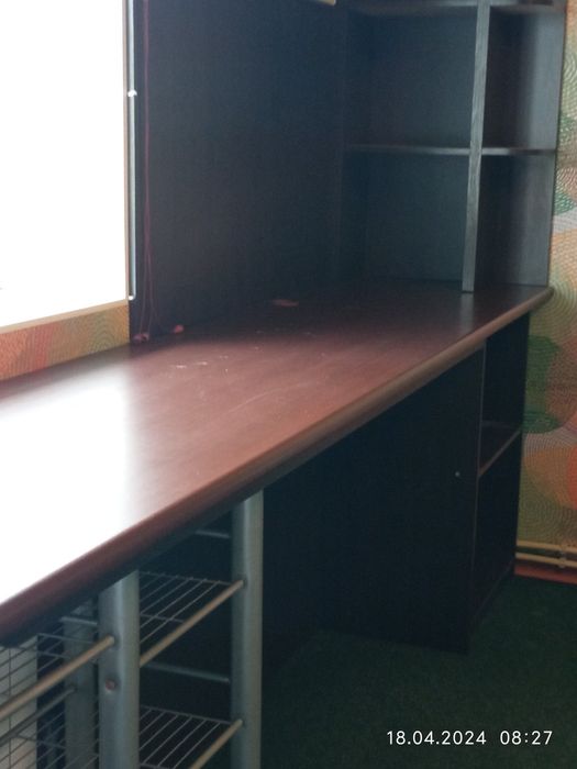 Стол с полками и баром. В салон, офис, и т.д.