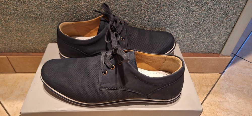 Półbuty,  sneakersy firmy Wojas ze skóry nubuk. Rozmiar 42. Stan igła