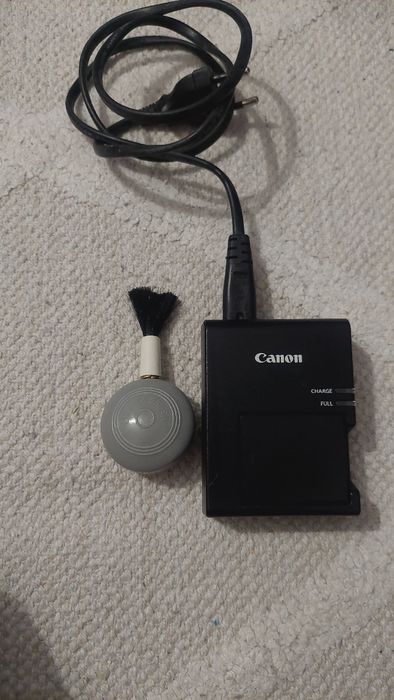 Kit completo de fotográfica profissional. Câmara,  objetiva  extra e flash,   usada , mas bem conservada. Inclui bolsa.
