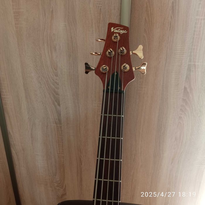 gitara basowa Vintage  aktywna  5 strun