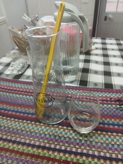 conjunto de 12 copos lICOR BEIRÃO e o jarro