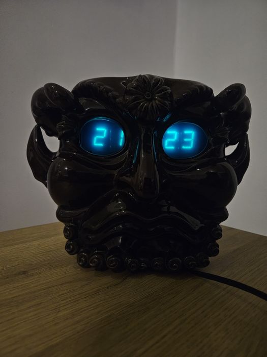 zegar cyfrowy w kształcie maski Satyr.