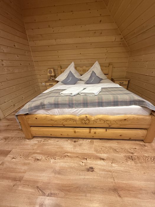 Sprzedam cztery lozka goralskie solidne z materacami