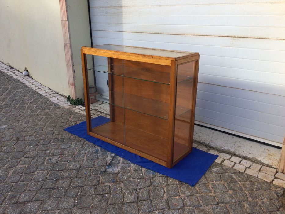 Móvel expositor em vidro e madeira