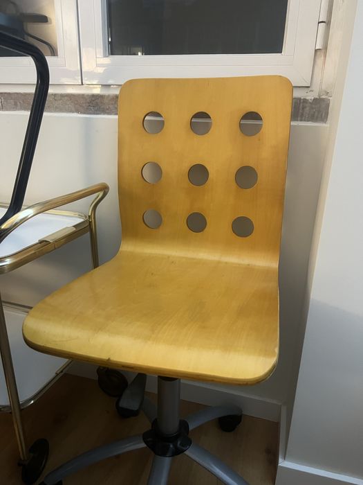 Cadeira secretária com rodas