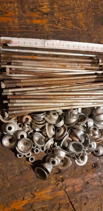 Zestaw śrub nakrętek i podkładek
Waga około 2 kg
Stan jak na zdjęciach