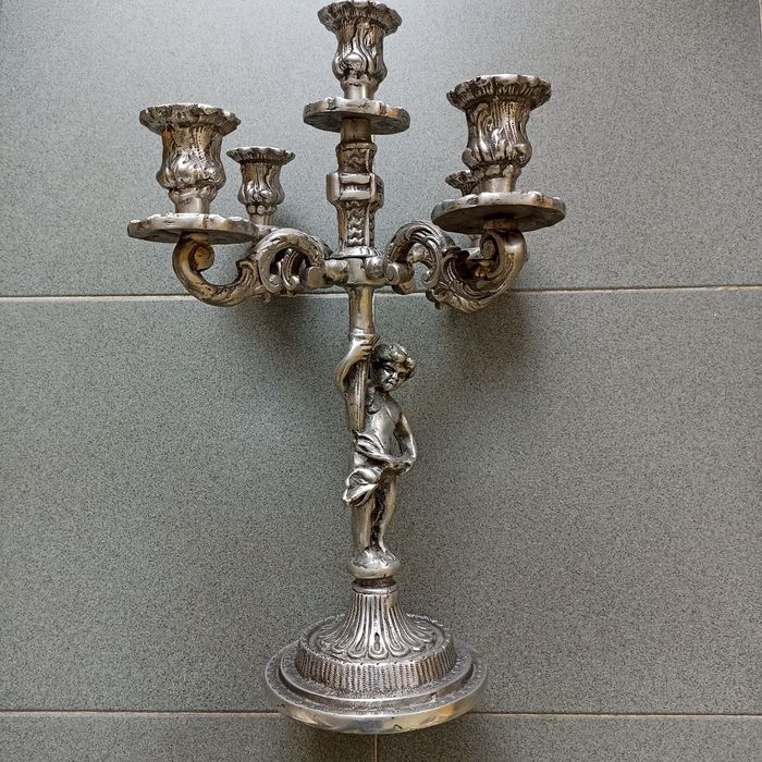 Par de candelabros 5 lumes em estanho com anjinhos "putti"