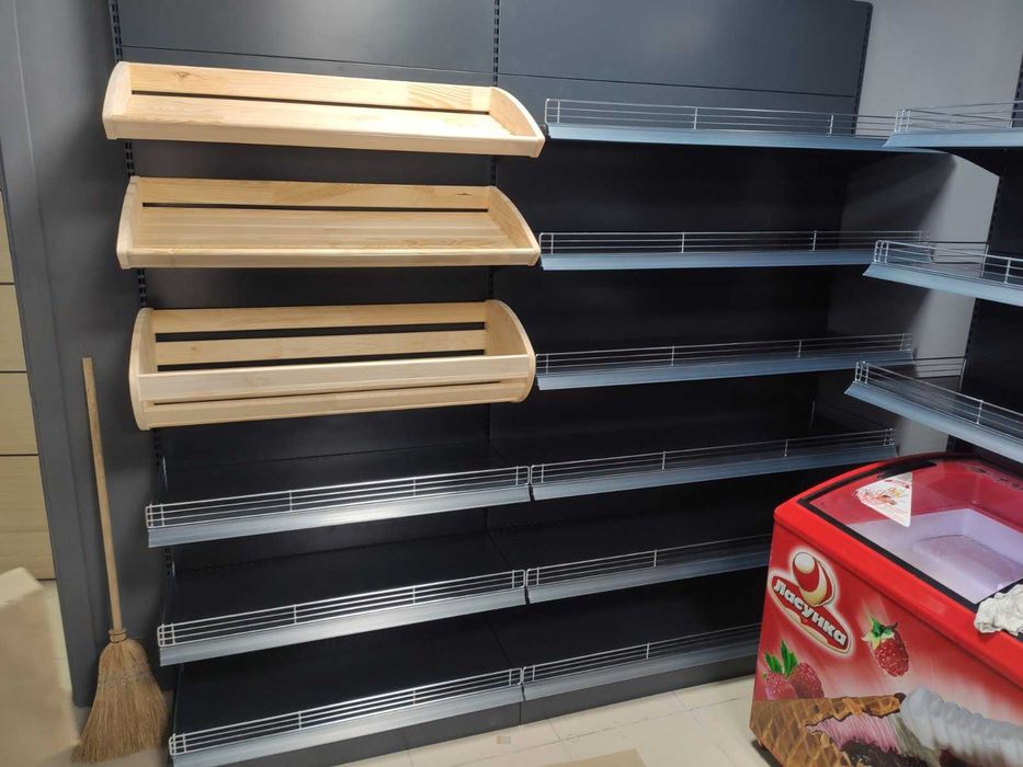 Торгові стелажі в магазин продуктів. Торгові полки. Касове обладнання