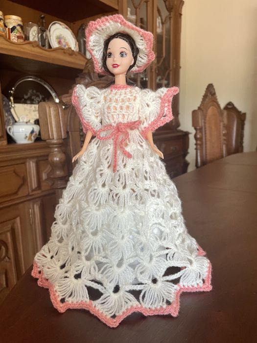 Boneca com vestido em lã. Feito à mão