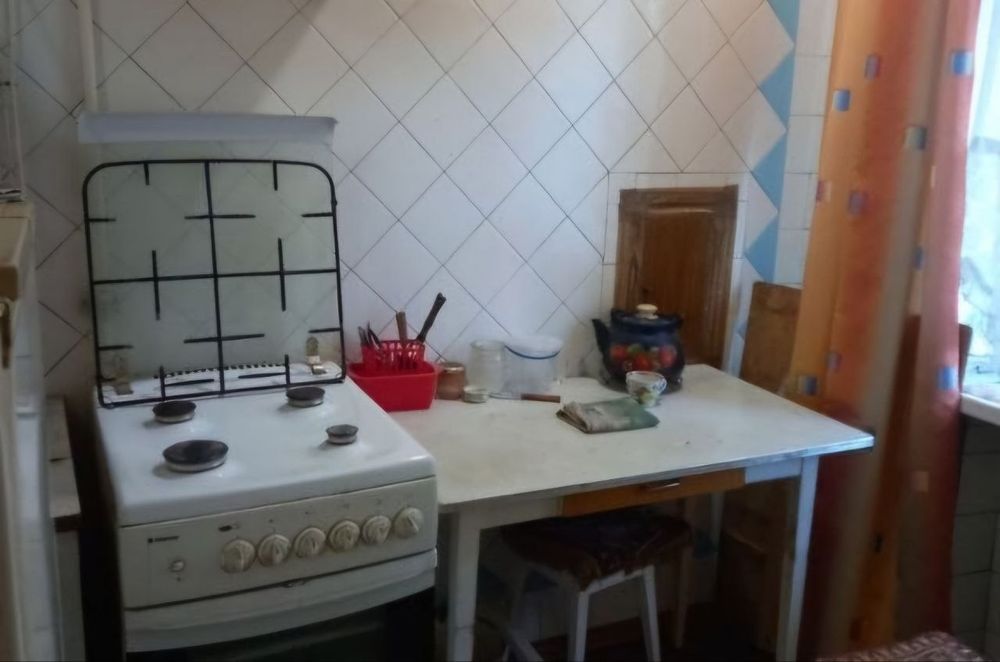 Продам 2 ком.квартиру пр. Гер.Харькова 3 .