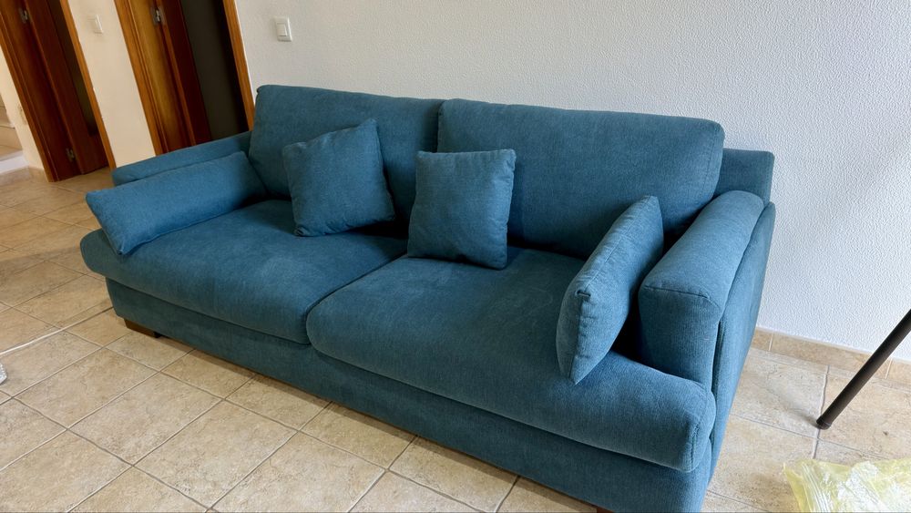 Sofá 3 lugares azul com almofada
