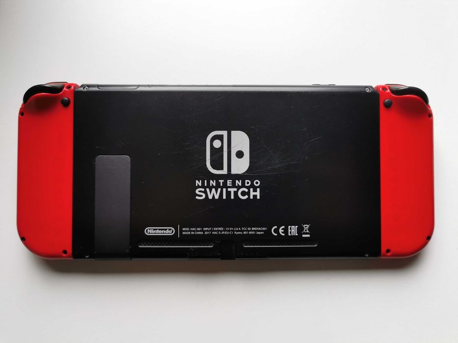 Nintendo Switch plus dock, karta microSD 128 GB, futerał, dodatki
