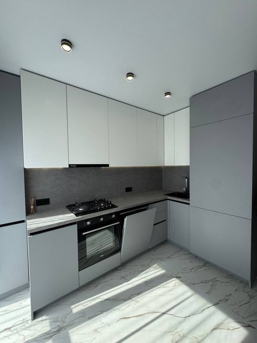 Продаж 2к квартири в центрі міста, вигляд на парк. Новий ремонт