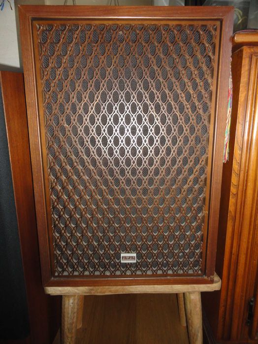 2 AKAI SW-175 Speaker Columns with 6 Audio Outputs64284490259459120