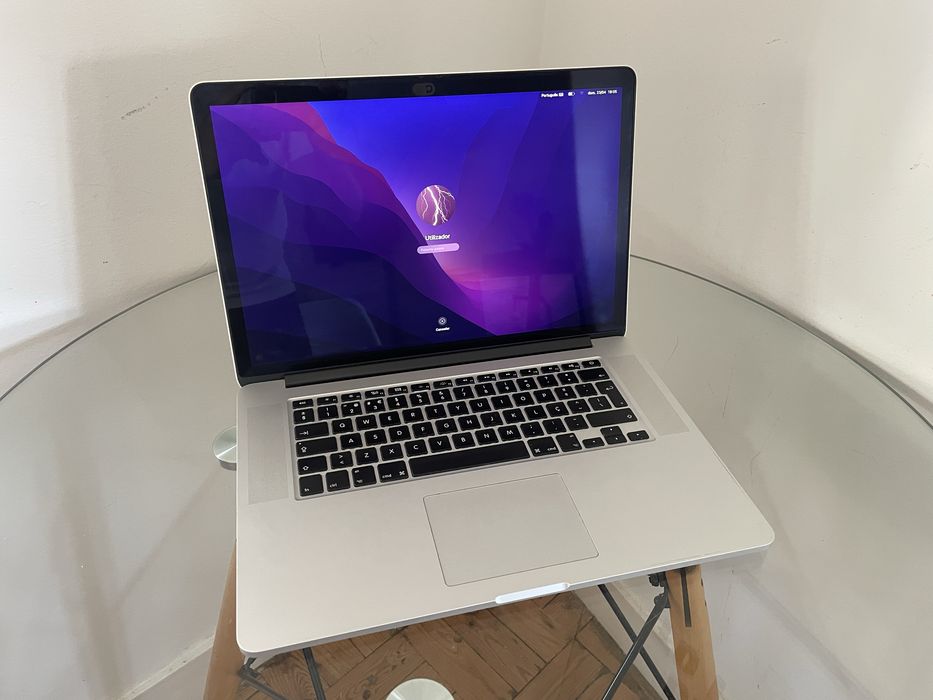 MacBook Pro 15" Retina (i7 / 16GB / 500GB SSD) + Incluído (Rato, Stand, Capa)