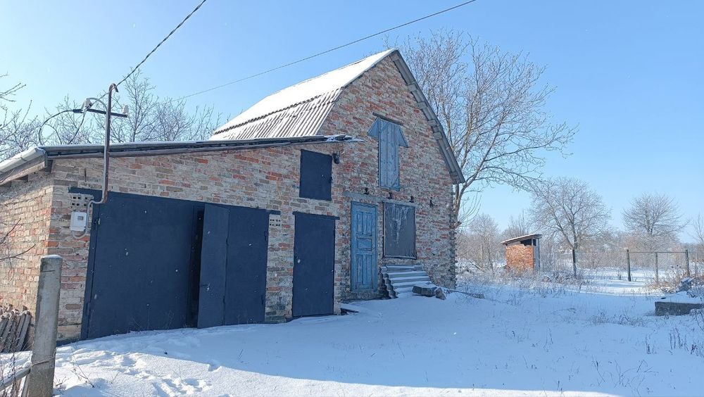 Продам  земельну ділянку з недобудовою